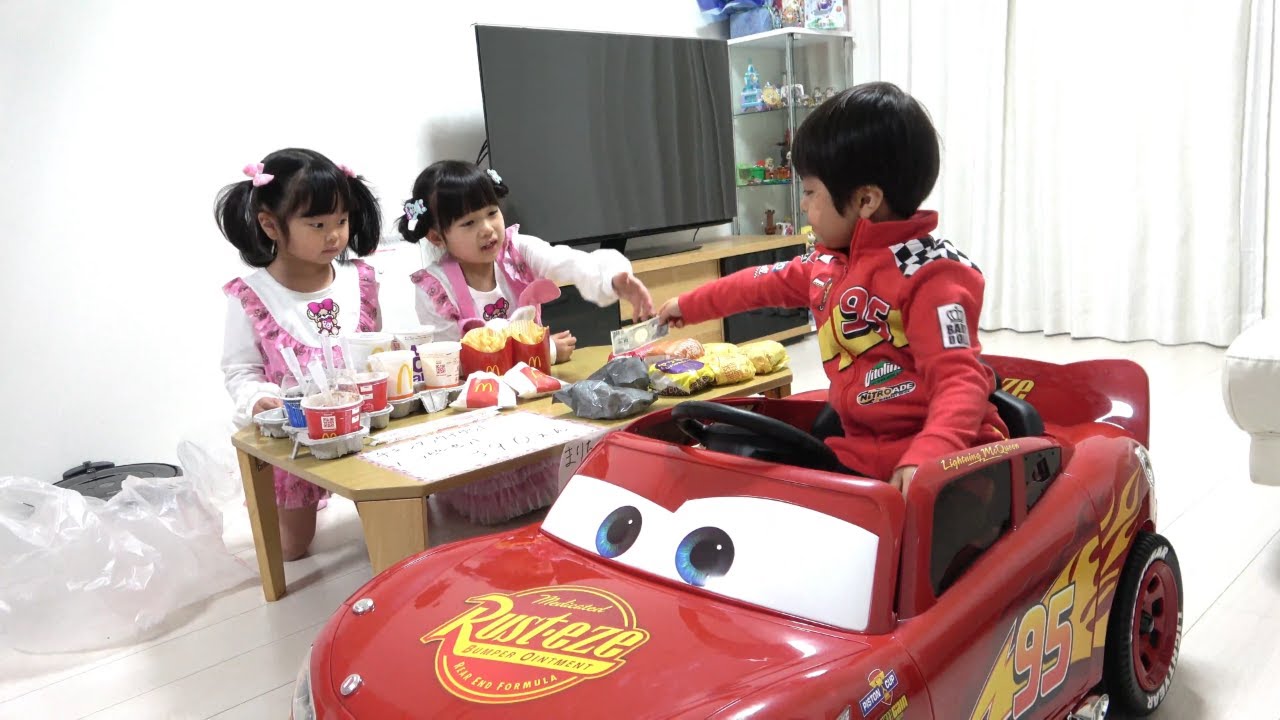 マックでドライブスルーごっこ★　まりちゃんいずちゃんみなくんのハプニングだらけのおままごと！　カーズのマックイーンの車に乗ってチャレンジ！　成長記録　家族だんらん　おうちあそび　お店屋さんごっこ　教育