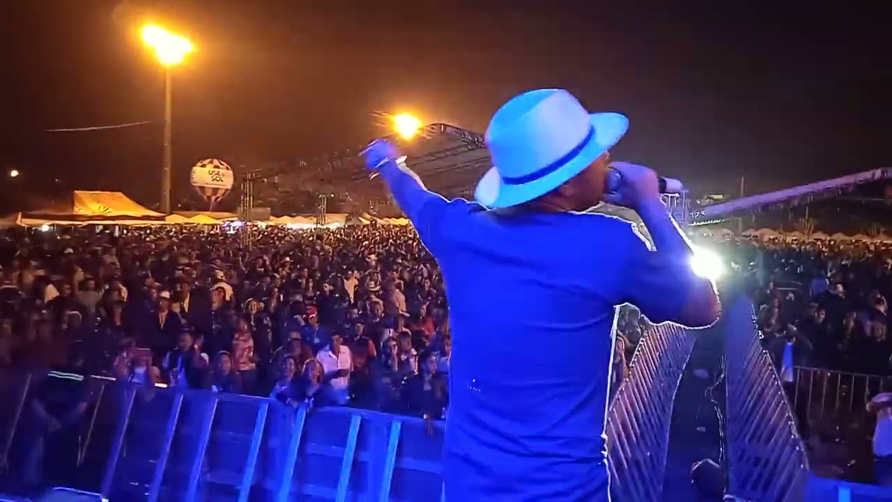 WALLACE MOURA E BANDA NO SÃO JOÃO DA AMIZADE EM SANTA HELENA DE MINAS - MG
