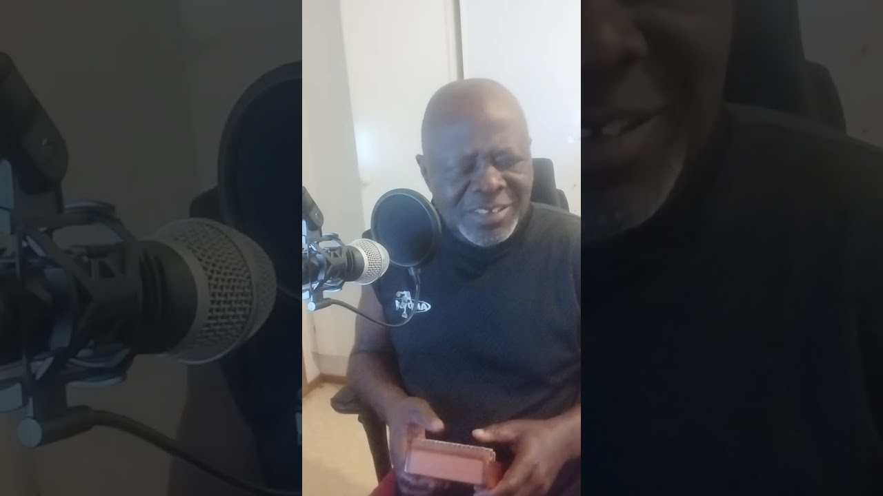 Ije Enu played with Ubọ instrument