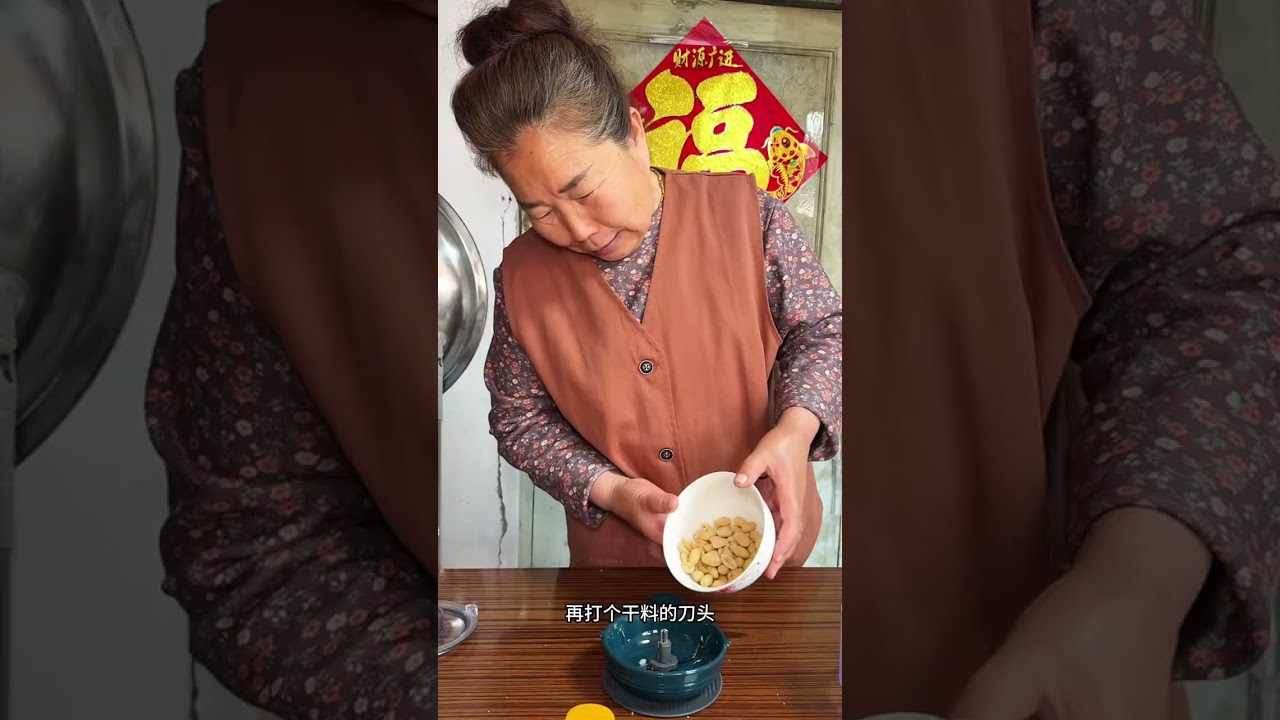早上下雨中午来点热乎乎的铜锅涮肉真是美极啦！#记录我的农村生活 #乡村美食#东菱佐料机