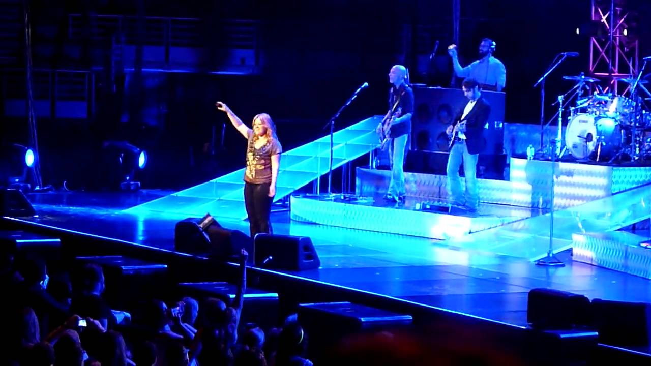 Kelly Clarkson - Breakaway @ Acer Arena 17 April 2010