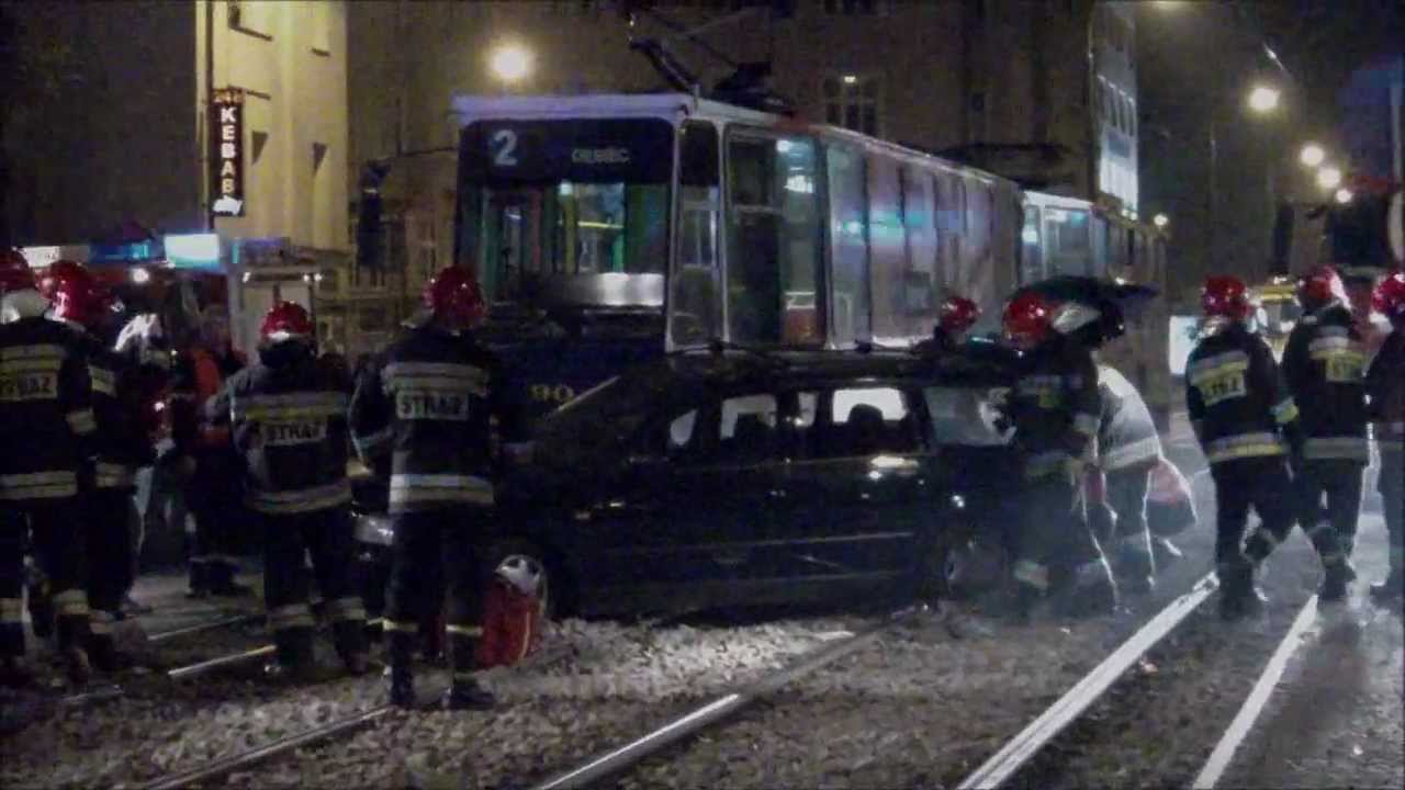 Tramwaj i samoch&oacute;d osobowy - 31.10.2011 - Poznań, Zeylanda/Zwierzyniecka