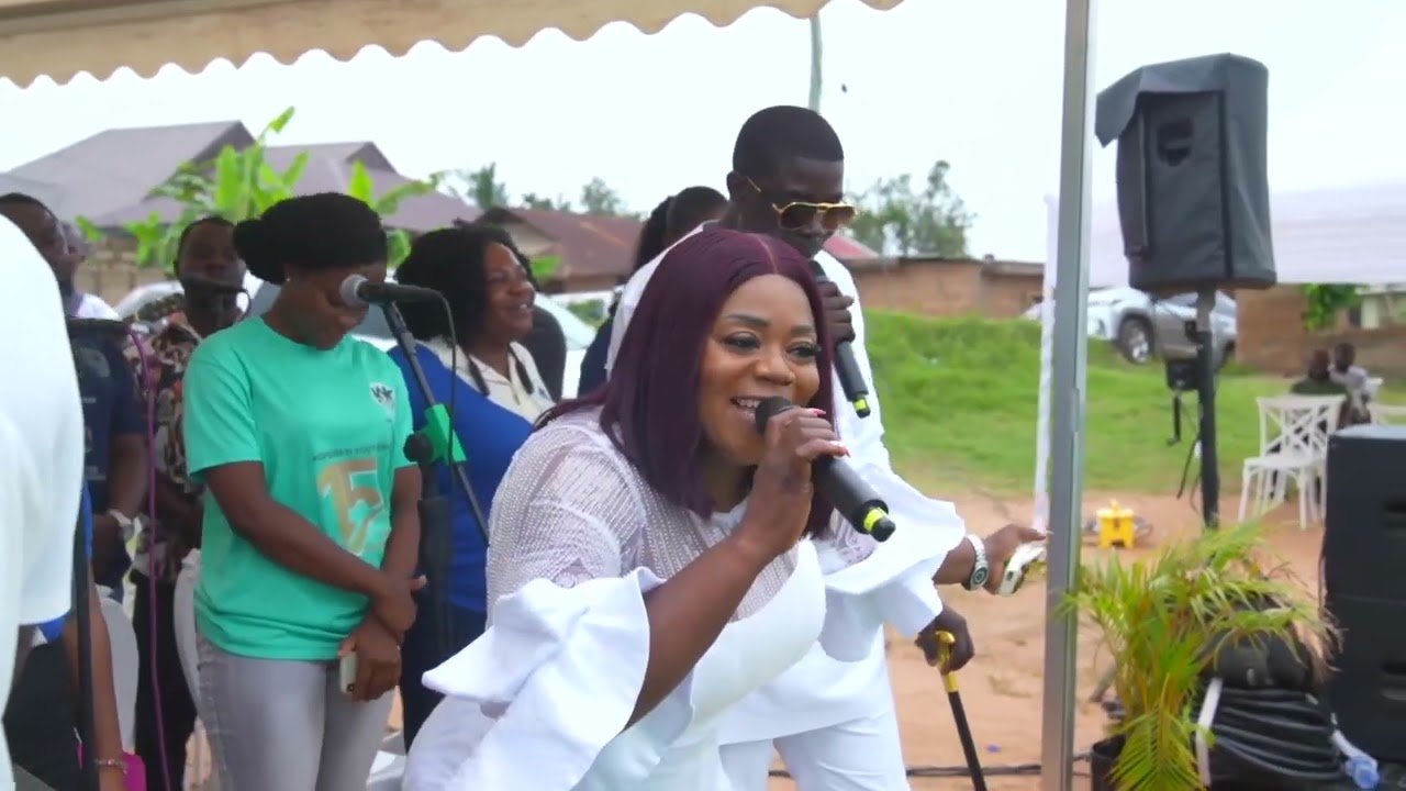 PIESIE ESTHER & JACK ALOLOME HONOURED ELDER KOFI MIREKU WITH A POWERFUL MINISTRATION AT HIS FUNERAL
