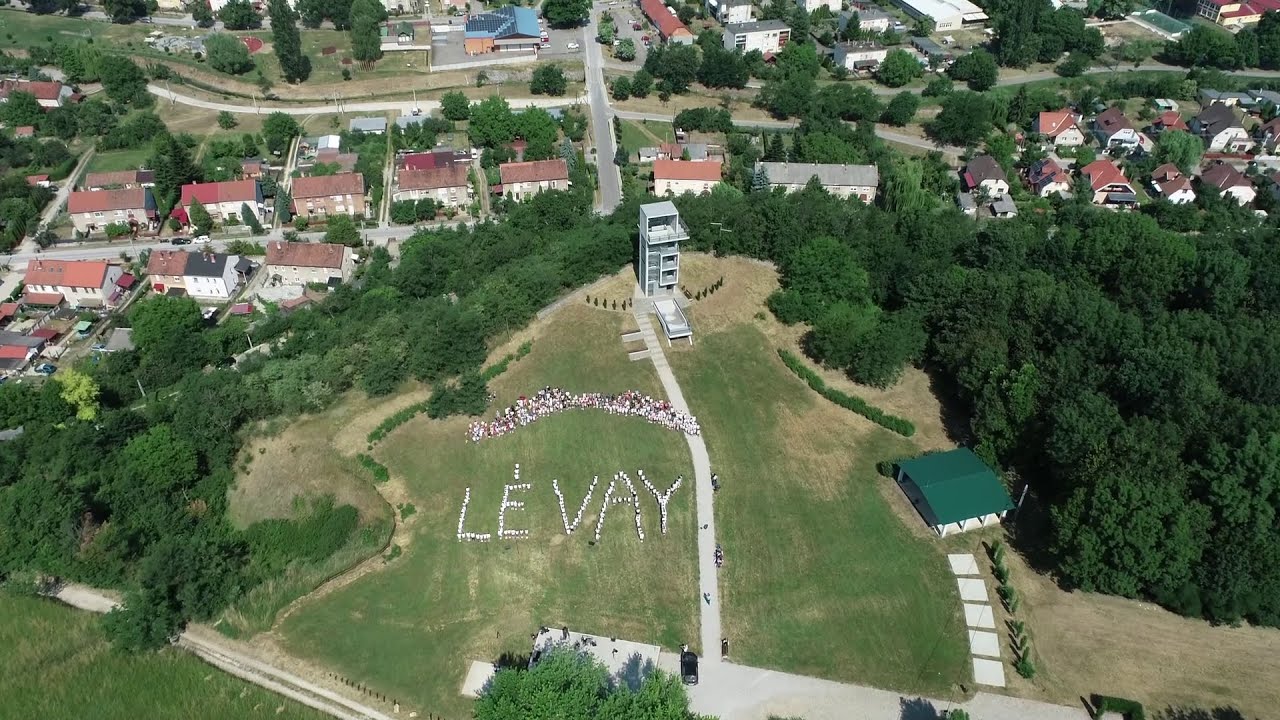 Lévay hangja a város felett