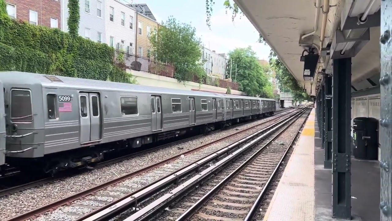Manhattan bound R68A (B) express train bypassing Cortelyou Road, in Brooklyn. #btrain #brooklyn #mta