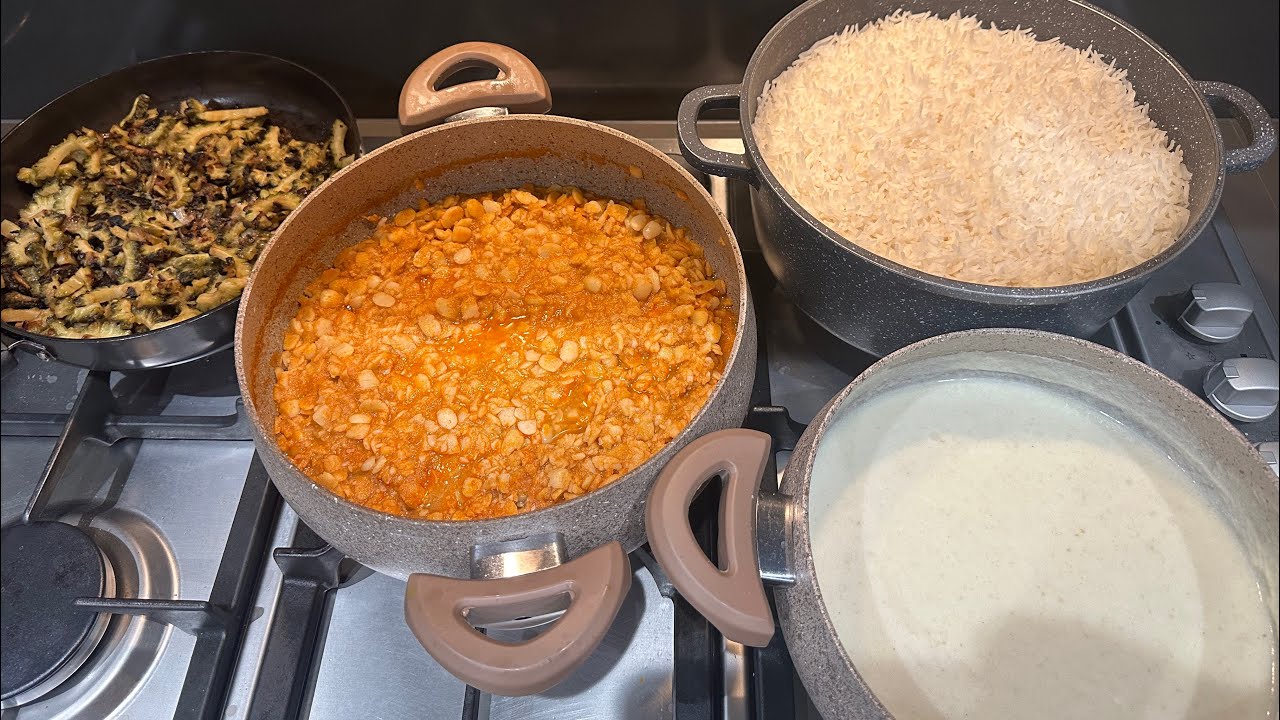 Kokani White Kadhi, Paavtyachi/Whaal chi Aamti, Fikkhi Karele ki sabji, aur Chawal. Kokni Food