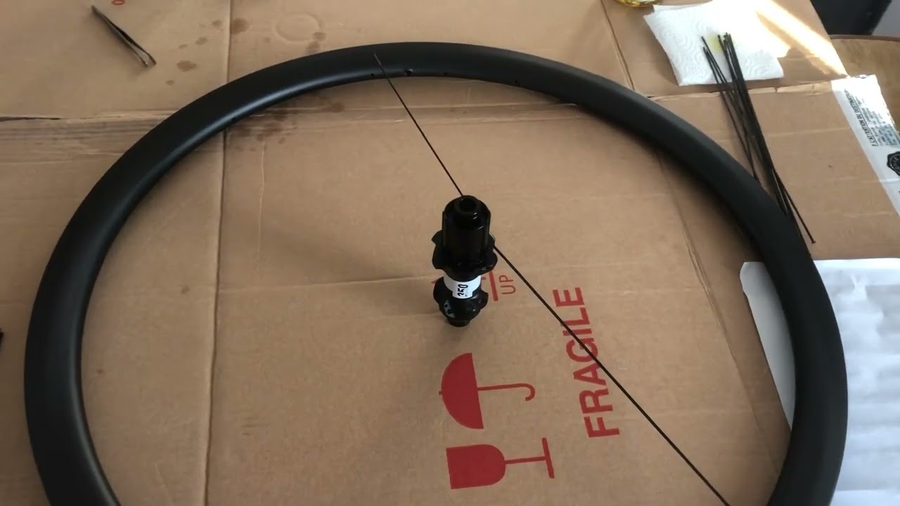 Tuto rayonnage d'une roue de vélo. Moyeu DT-Swiss Straighpull. Rayons Sapim CX-Ray. Ecrou interne.