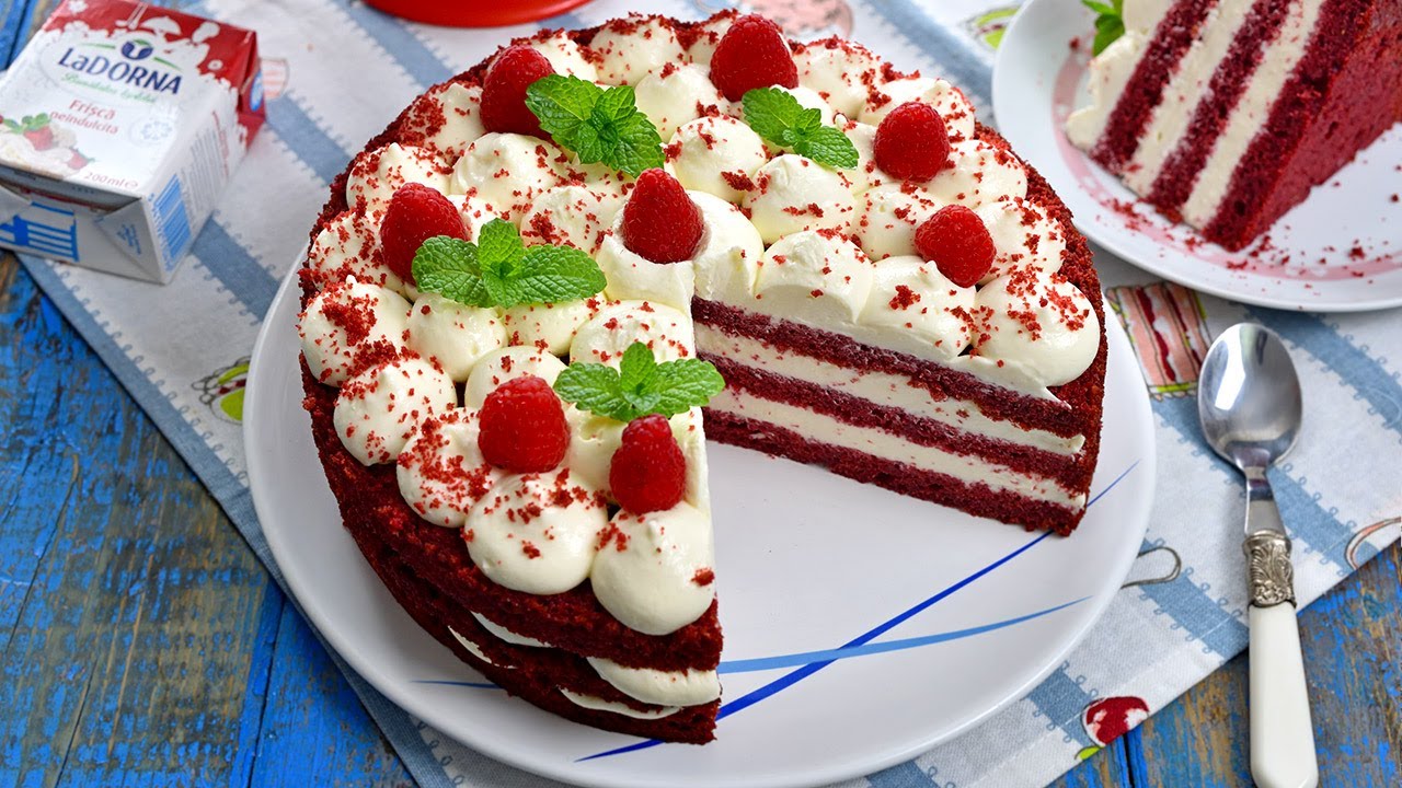 Tort Red Velvet 🎂 Tort Catifea Rosie in forma de desert ❤️ elegant, fin si irezistibil 😍