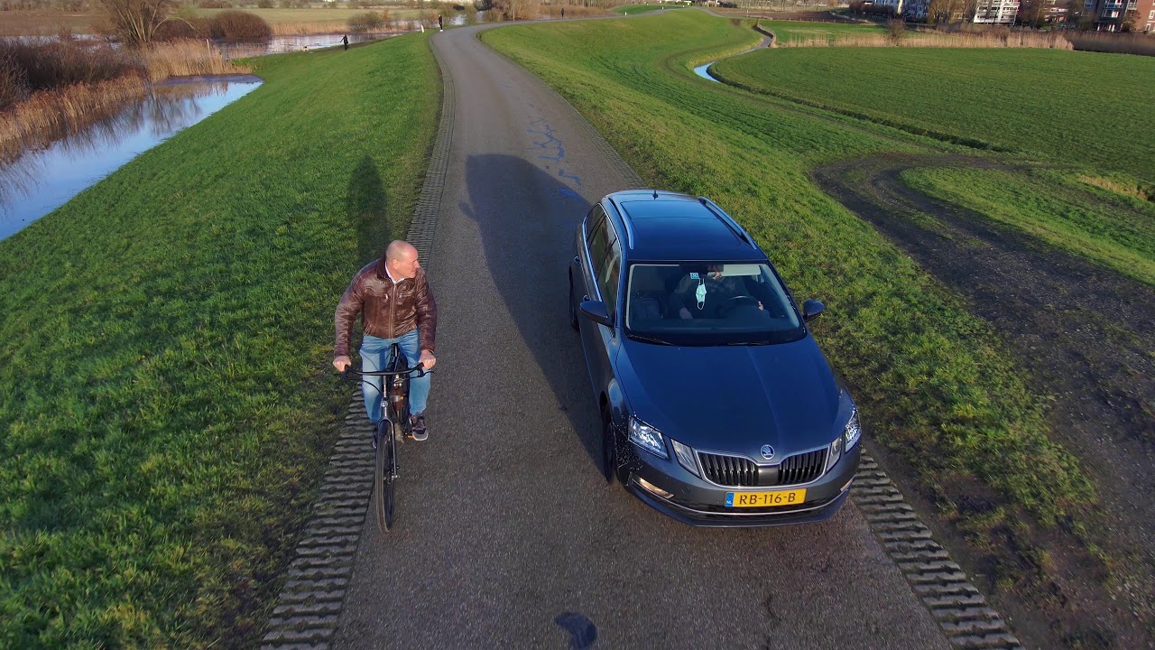 Fietsen over de dijk bij Empel