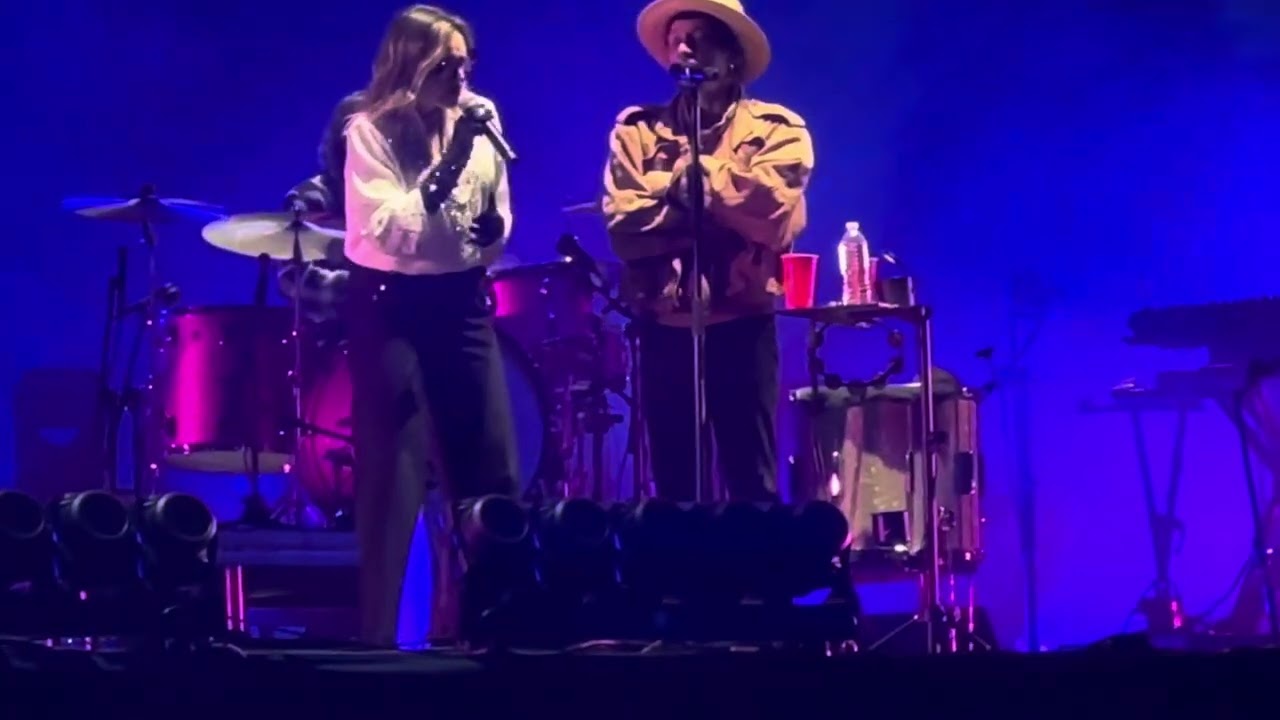 Zoe Luna con Denisse Estadio GNP 12 Noviembre 