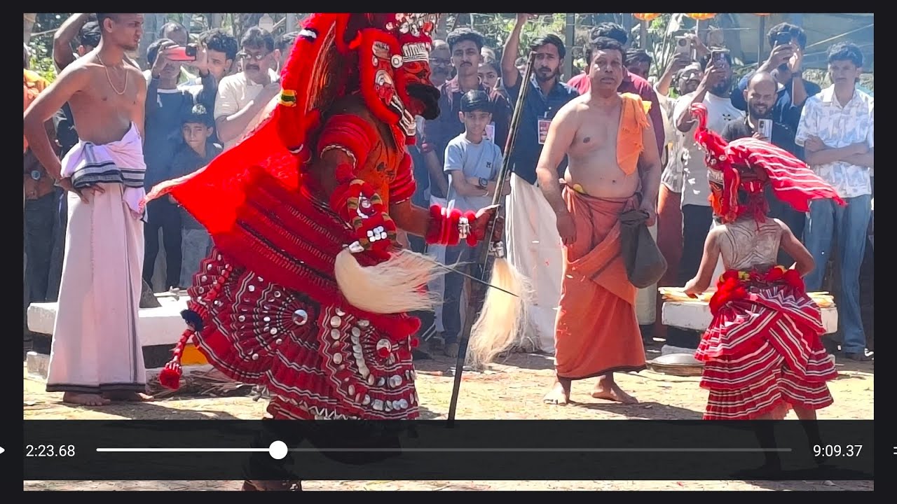 അമ്പരപ്പോടെ കുഞ്ഞി തെയ്യം.....