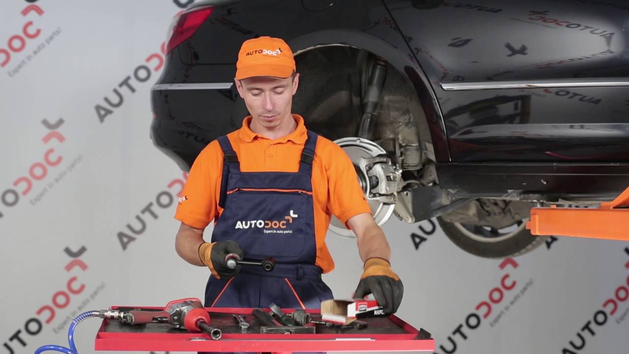 Kuinka vaihtaa taka koiranluu VW / AUDI / SKODA -merkkiseen autoon OHJEVIDEO | AUTODOC