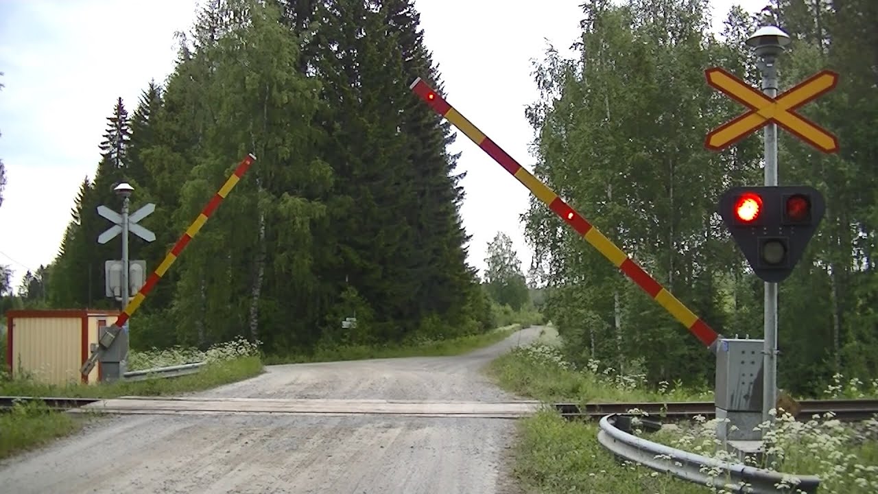 Spoorwegovergang Uimaharju (FIN) // Railroad crossing // Tasoristeys
