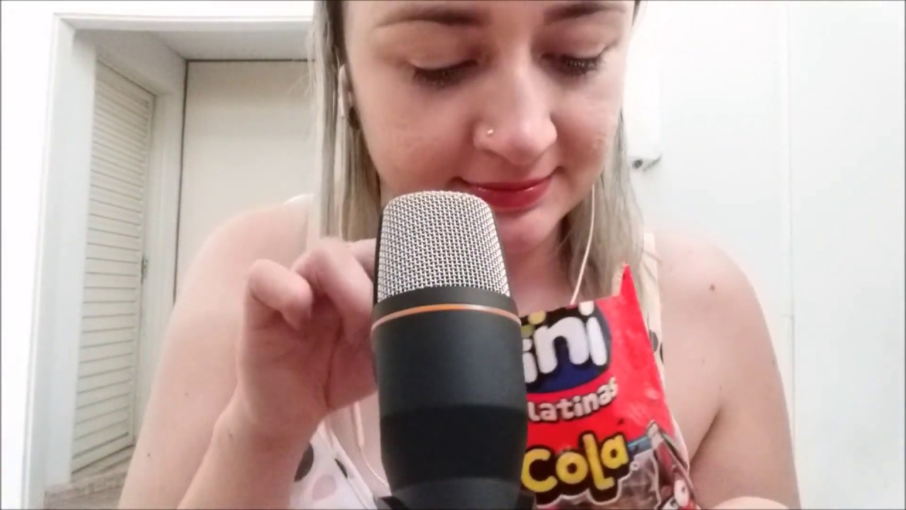 ASMR - EXPERIMENTANDO DOCES (SONS DE MASTIGAÇÃO, SUSSURROS, SONS DE EMBALAGENS) 🎧