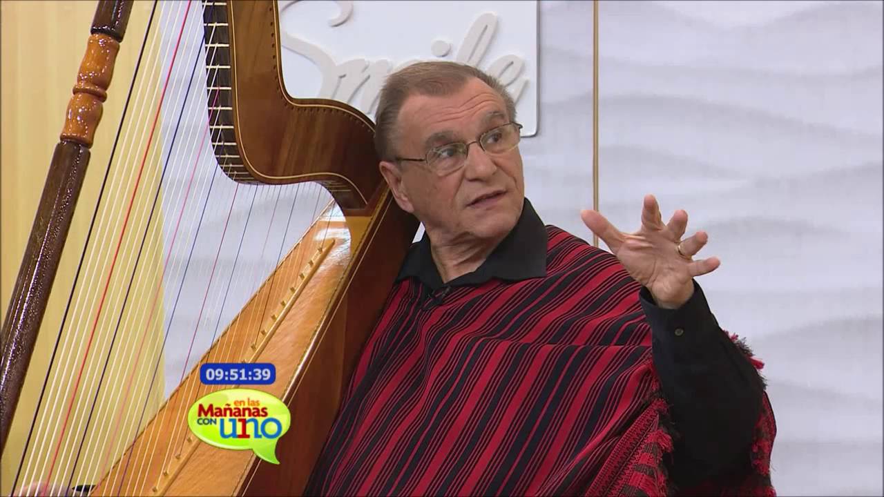 Alfredo Rolando Ortiz interpreta el instrumento de los ángeles