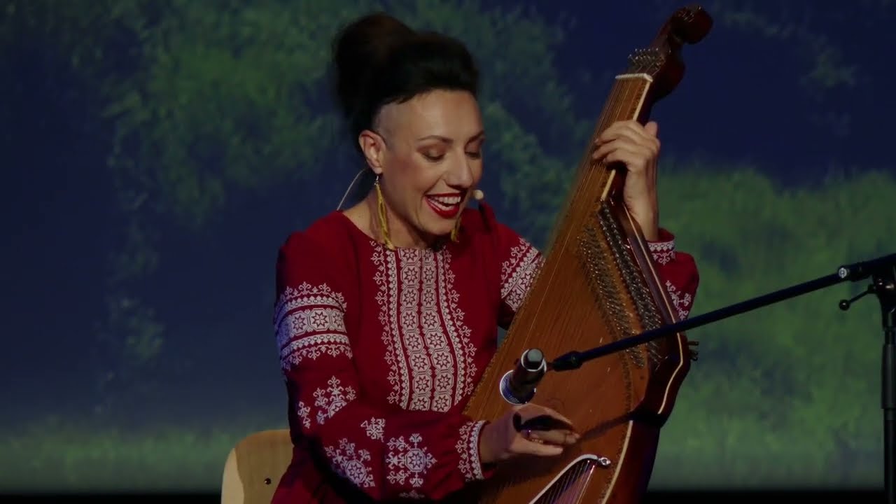Darja Leleko, ukraiņu nacionālā instrumenta bandūras virtuoze konferencē 