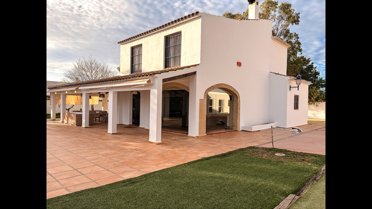 Villa mediterránea con piscina y gran parcela en El Poble Levantí, Santa Pola