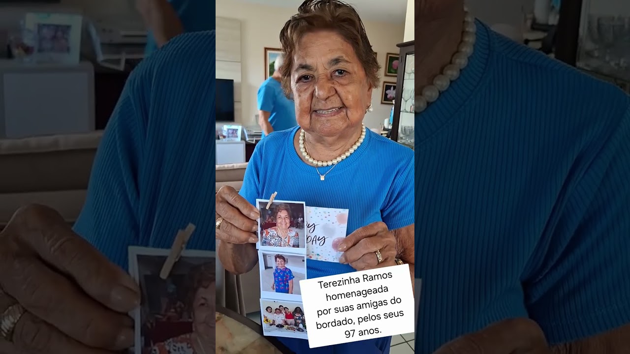 Recebendo homenagem de suas amigas do bordado...