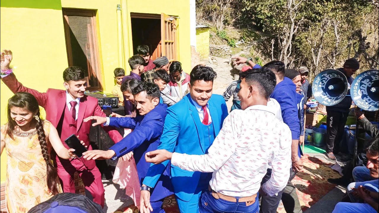 दूल्हे के बडे़ भाई ने किए ताबड़ तोड डांस पूरा वीडियो देखें pahari shaadi 2022