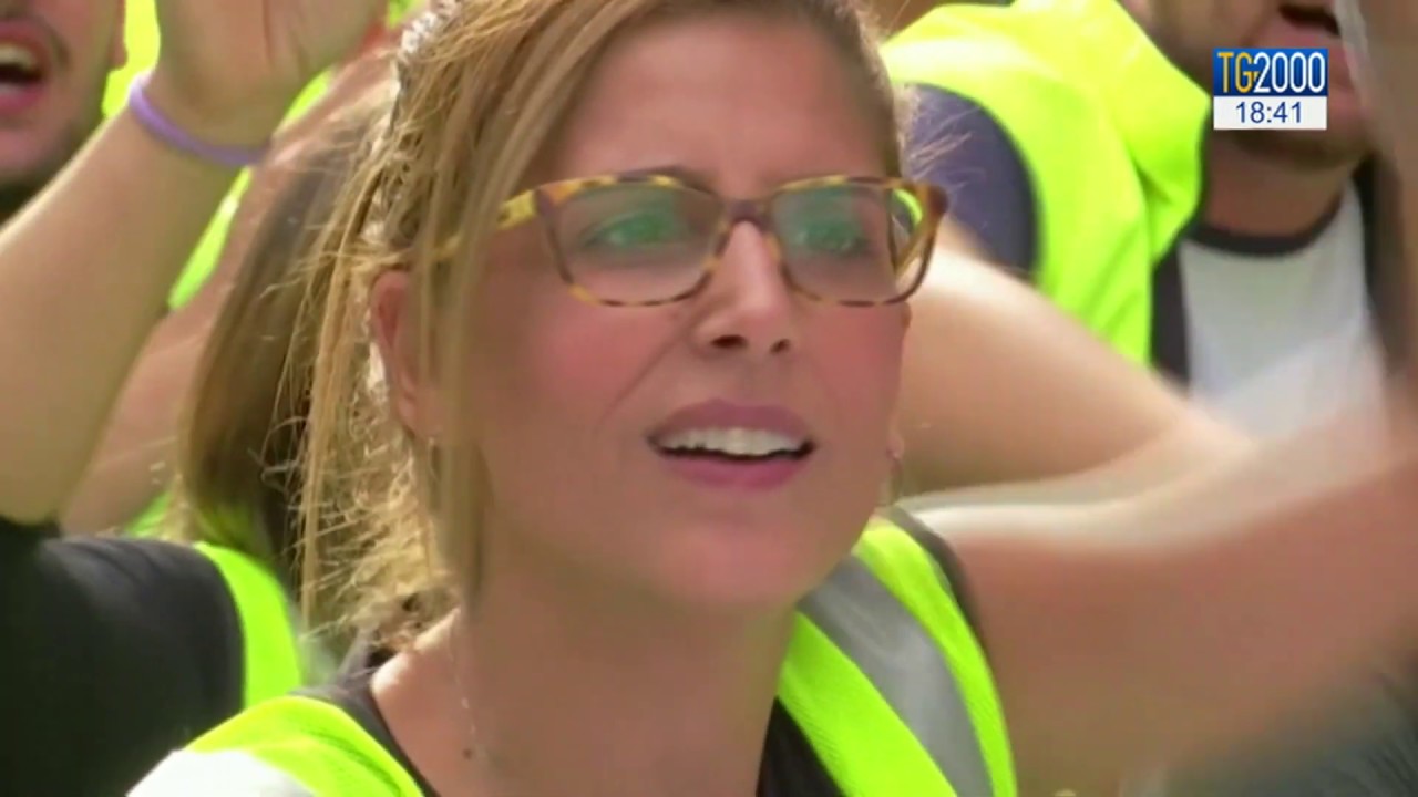 Catalogna, 500 mila in piazza a Barcellona. Strade bloccate, sbarrata la Sagrada Familia