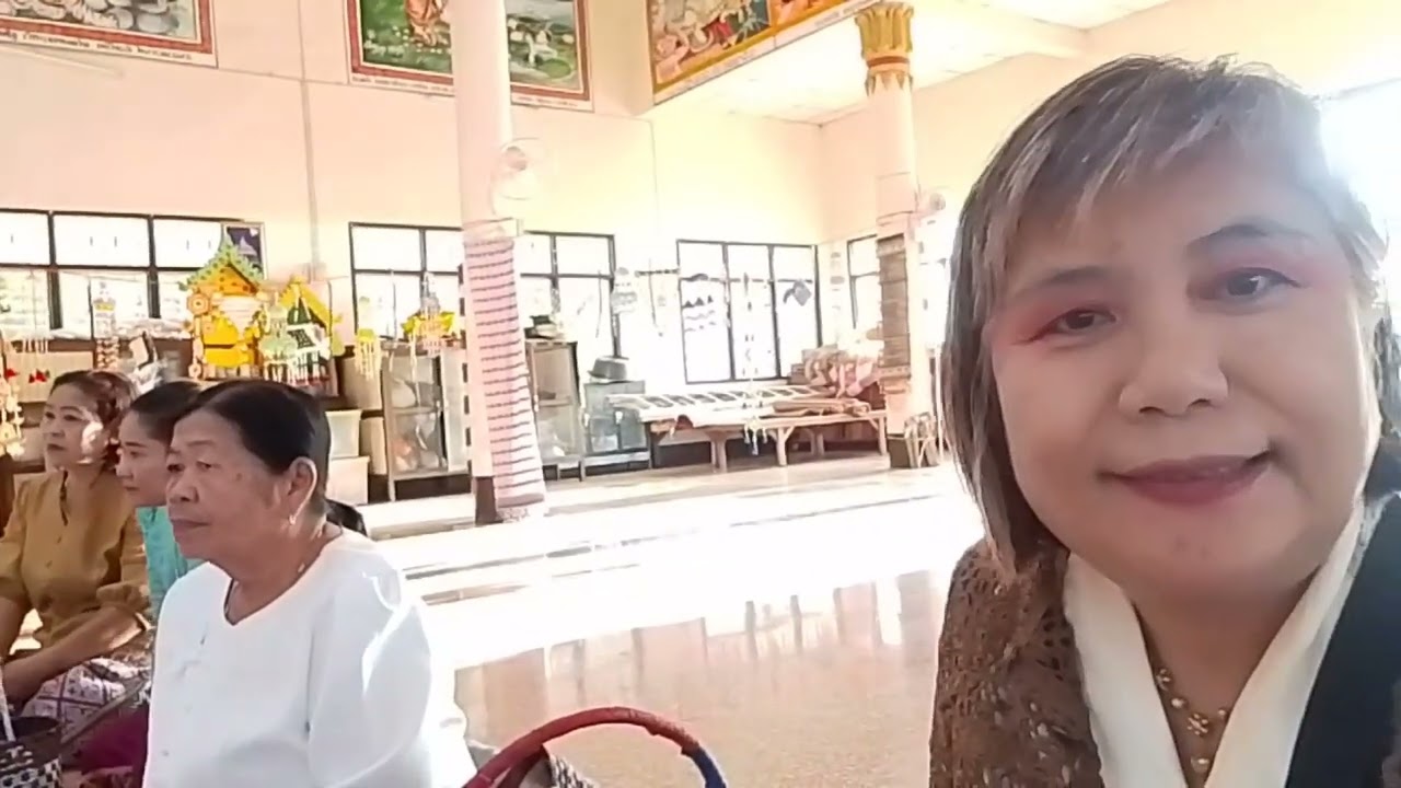 วันนี้มาร่วมทำบุญผะเหวดยามเช้าใส่บาตรถวายอาหารแก่พระสงฆ์ สาวสว่างคนอีสาน