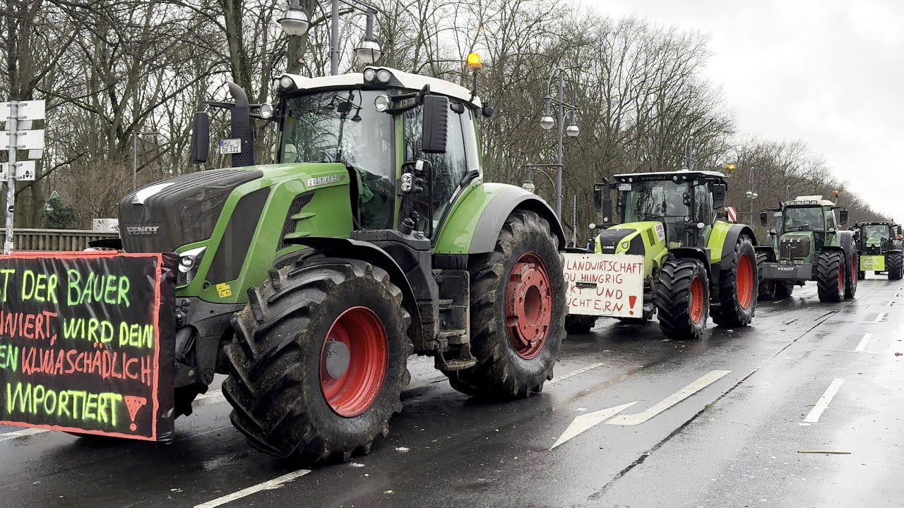 BAUERNPROTEST- LKW und Traktoren Sternfahrt nach Kundgebung durch Berlin 15.01.2024
