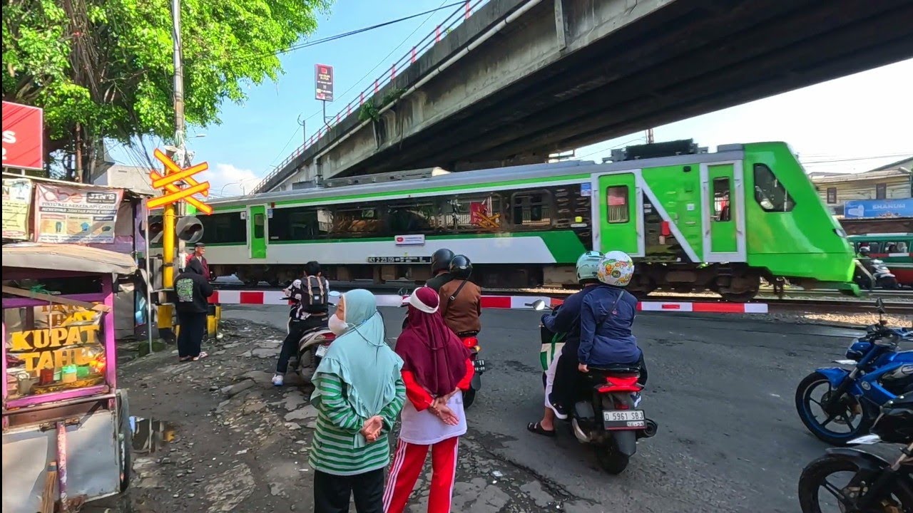 Papasan Kereta Api Feeder Whoosh