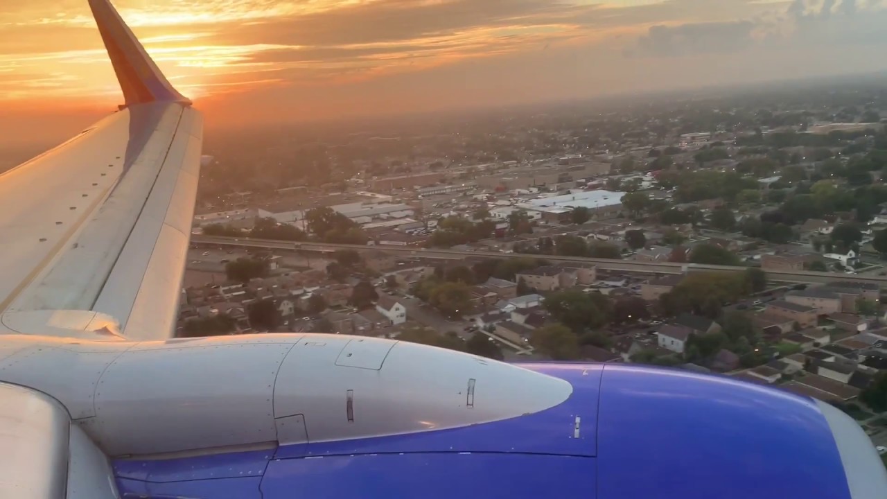 Airplane Landing at Chicago Airport 飞机降落在芝加哥机场