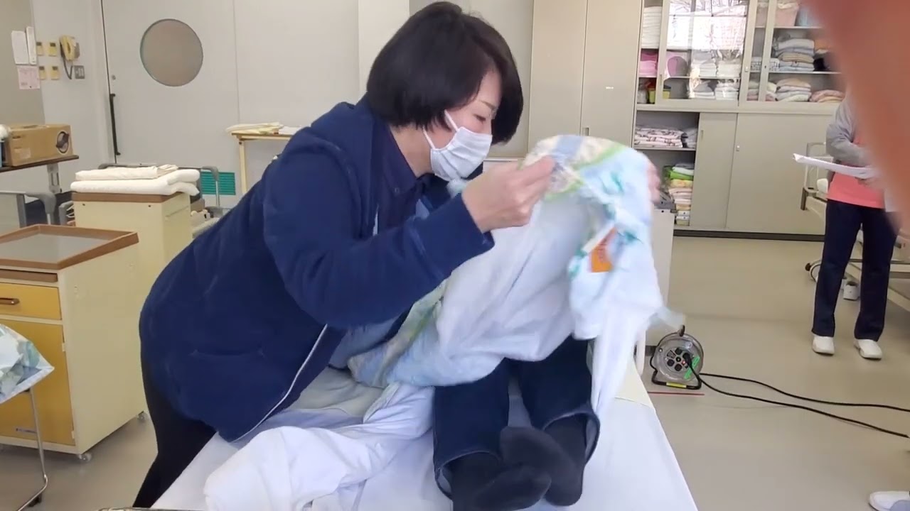 臥床時のシーツ交換 ( 左片麻痺 )