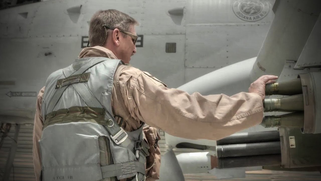 Пилот A-10 Thunderbolt II готовится к полету перед взлетом