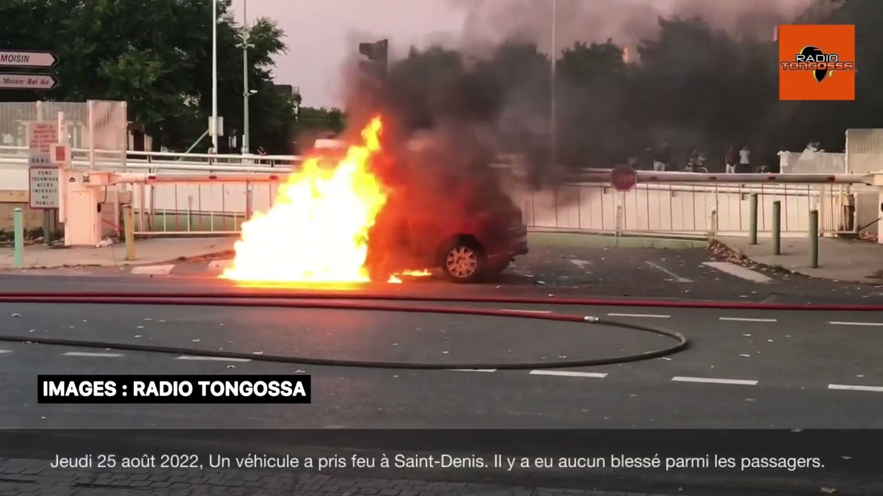 25 août 2022, Un véhicule a pris feu à Saint-Denis. Il y a eu aucun blessé parmi les passagers.