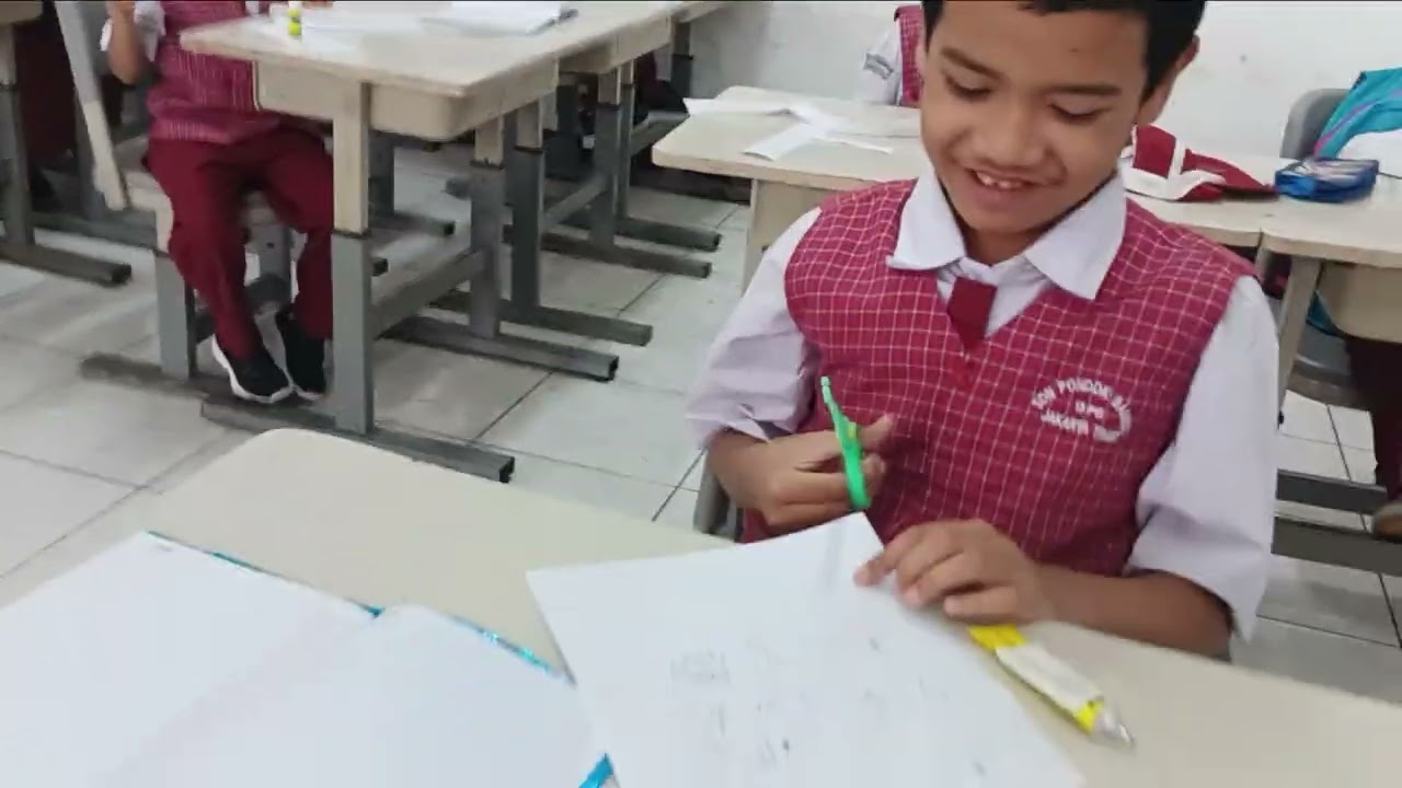 Anak kelas 2 melatih motorik belajar hari ini