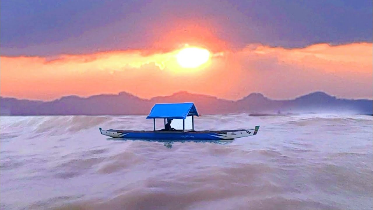 CAMPING DI DANAU TEMPE MEMBUAT RUMAH DI ATAS PERAHU DI TERJANG OMBAK TENGAH MALAM