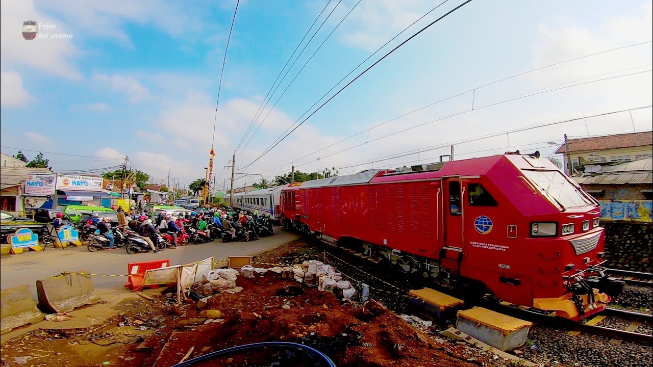 Peristiwa unik Perlintasan kereta api krl JL RE Martadinata Bogor lokomotif CC300 asli Indonesia