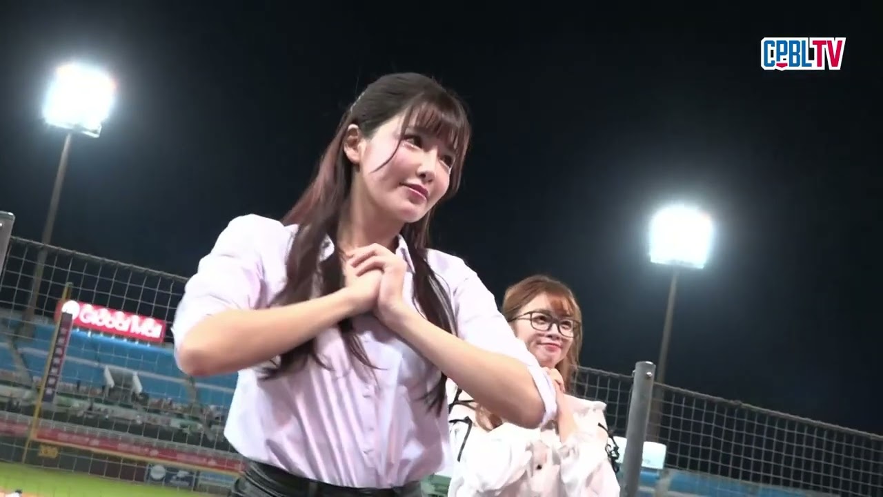 09/07 味全 VS 樂天 中場，Rakuten girls更換上班族制服，在看台上帶來精彩的表演
