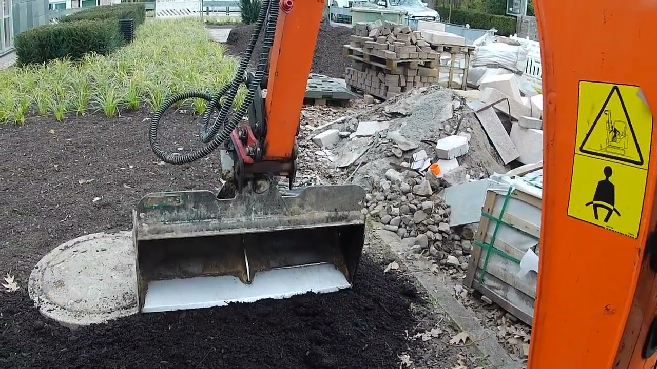 Minibagger Doosan DX19-Pflanzerde mit Minibagger verteilen und einbauen