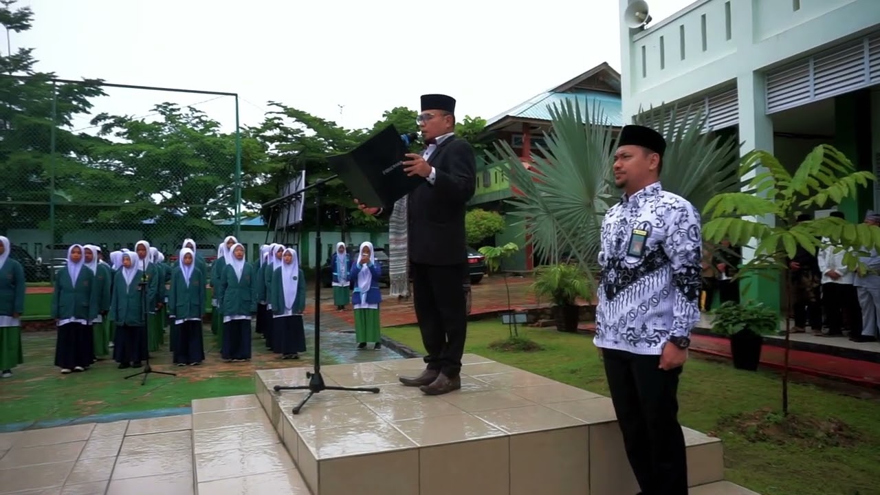 Upacara Hari Guru 2025 MTsN 1 Batam