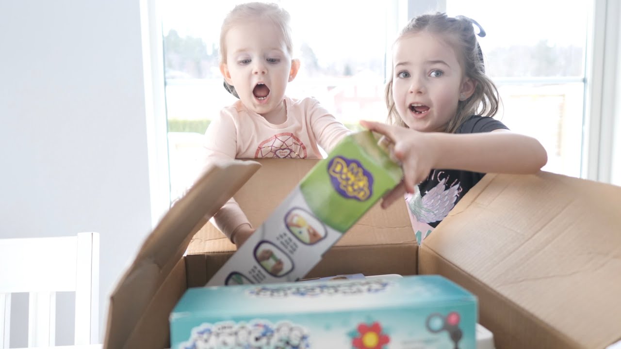 Hailey O Chloe Överraskas Med Ett Hemligt Paket Fyllt Med Leksaker