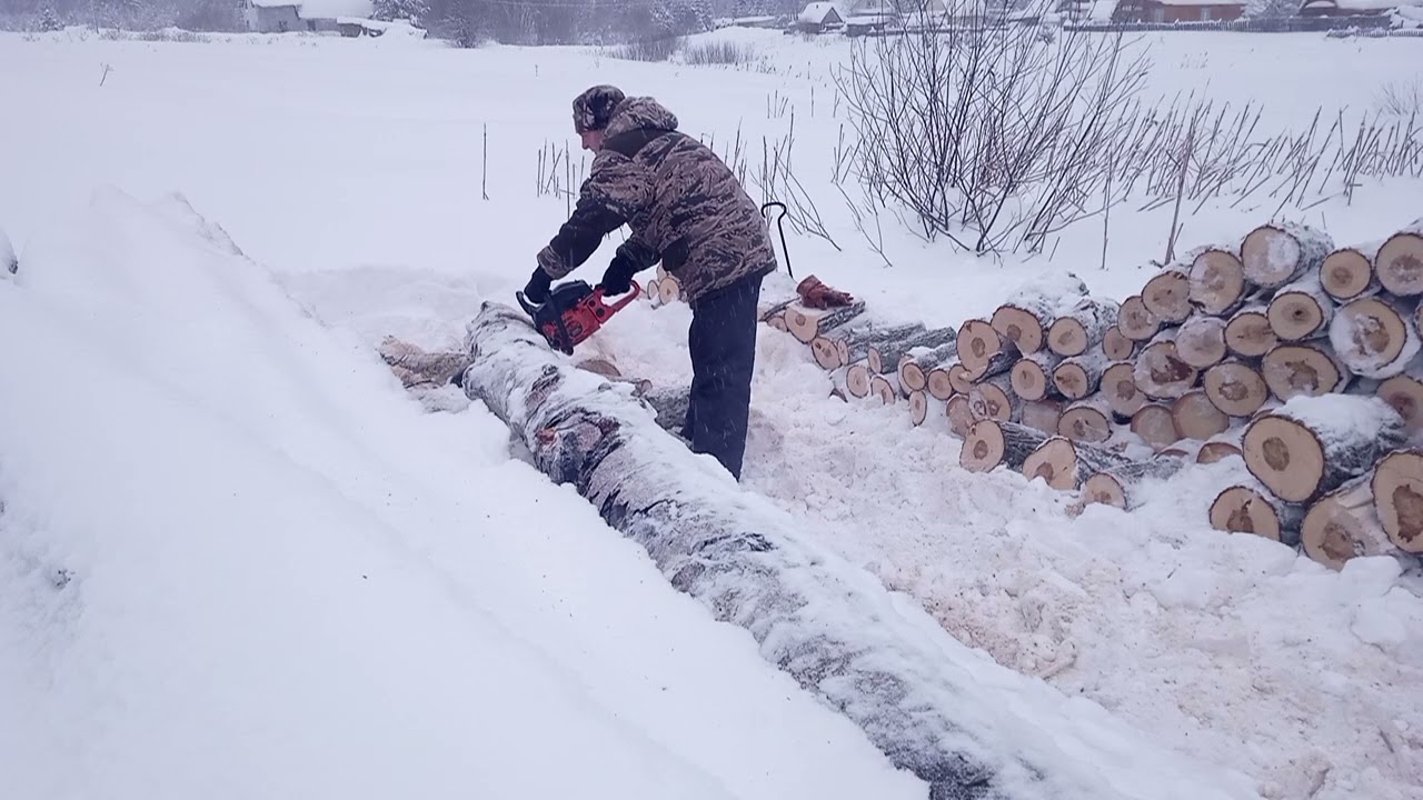 Маленькая шабашка пилю дрова в деревне 