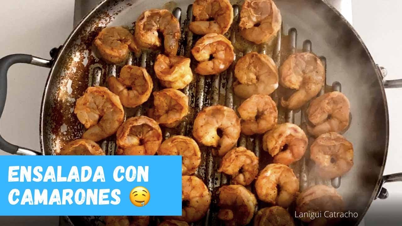 Ensalada con camarones asados y jugosos. Una manera fácil y sencilla de preparar una ensalada