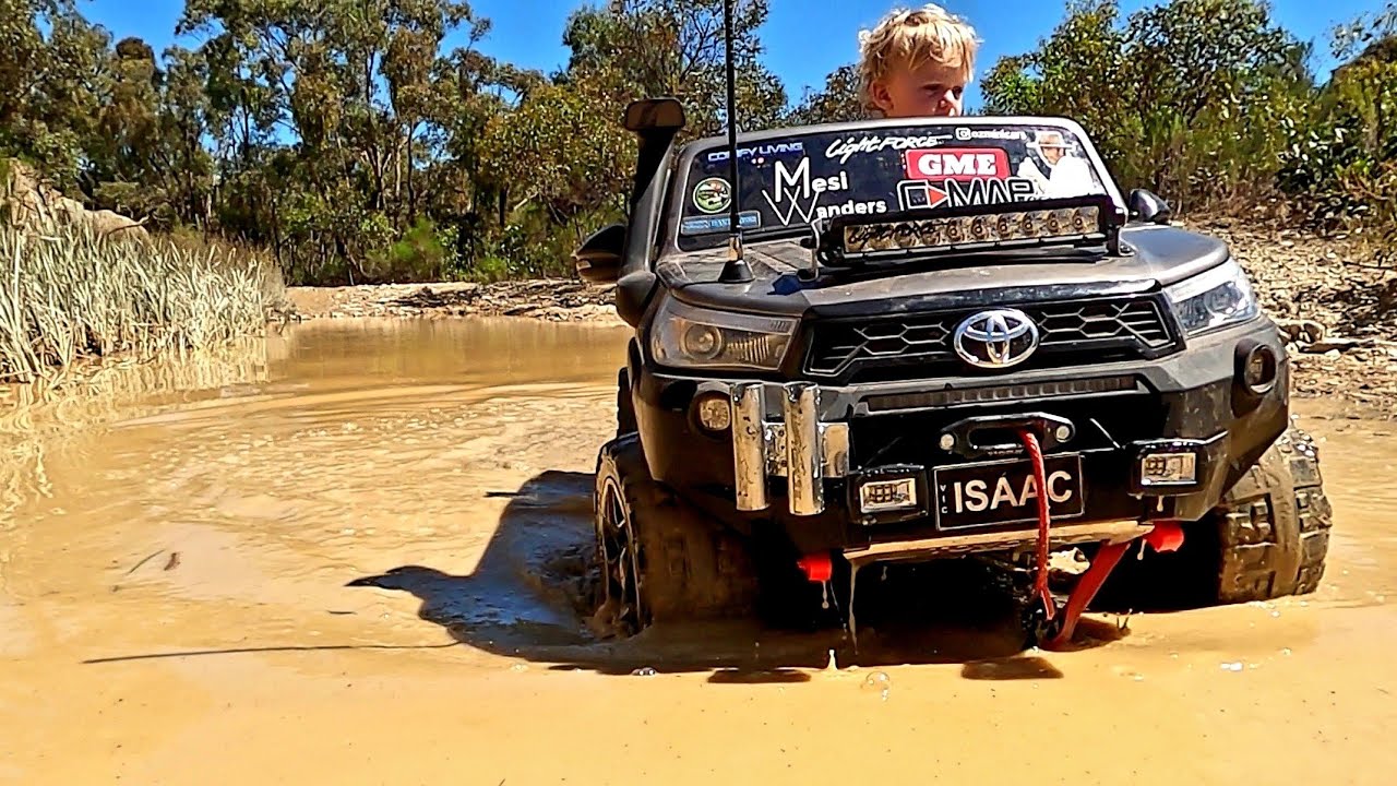 Kids Hilux Smashes the 4X4 Training Track! 