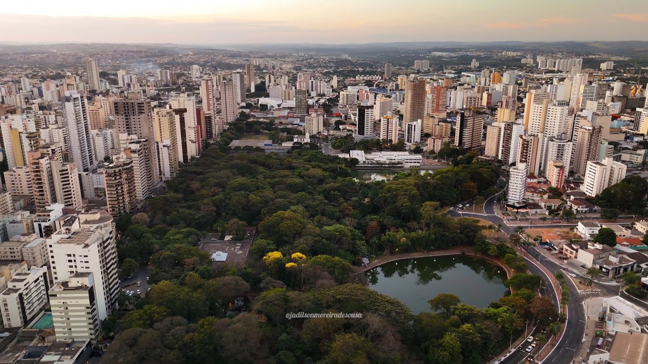 🌇 PÔR DO SOL NO BOSQUE DOS BURITIS: UM REFÚGIO HISTÓRICO NO CORAÇÃO DE GOIÂNIA! 🌴📸