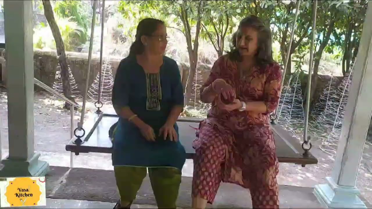 खूप वर्षानंतर हिंदोळ्यावर बसून बहिणीशी बोली भाषेत मारलेल्या गप्पा... रम्य त्या आठवणी 