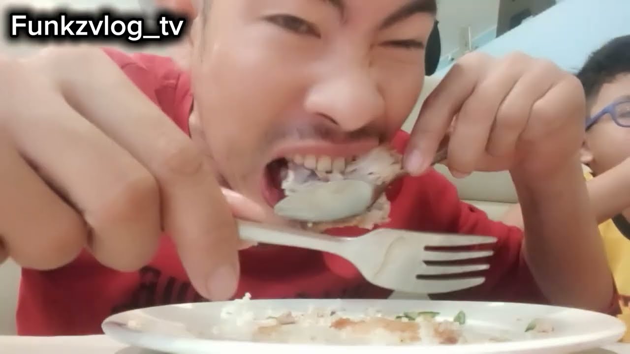 Mukbang At Giligans