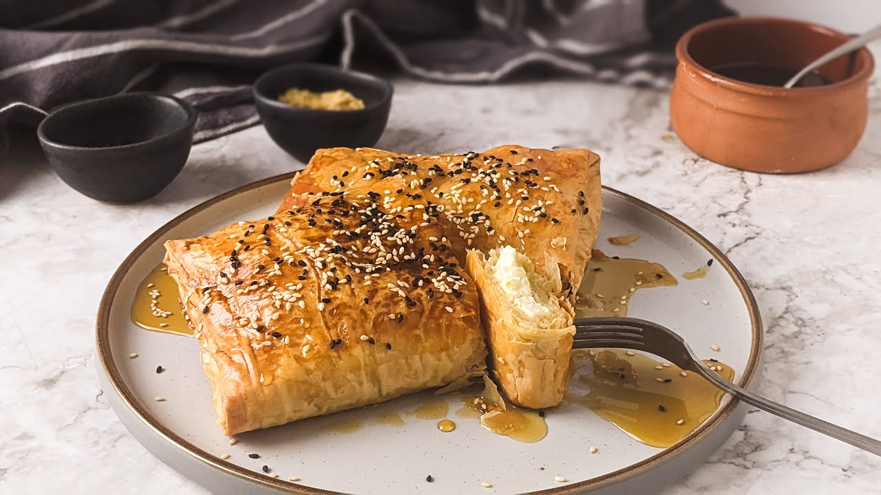 Запеченный сыр фета, завернутый в филло с медом и кунжутом