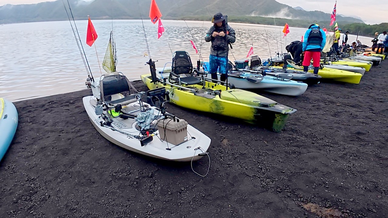 【本栖湖】巨大レイクトラウトは釣れるのか！？特別解禁トーナメントに20人のカヤックアングラーが挑む！