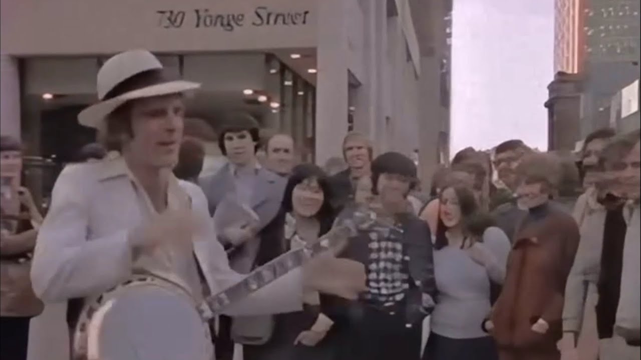 Стив Мартин играет на банджо на улице Йонг-стрит в Торонто (1974)