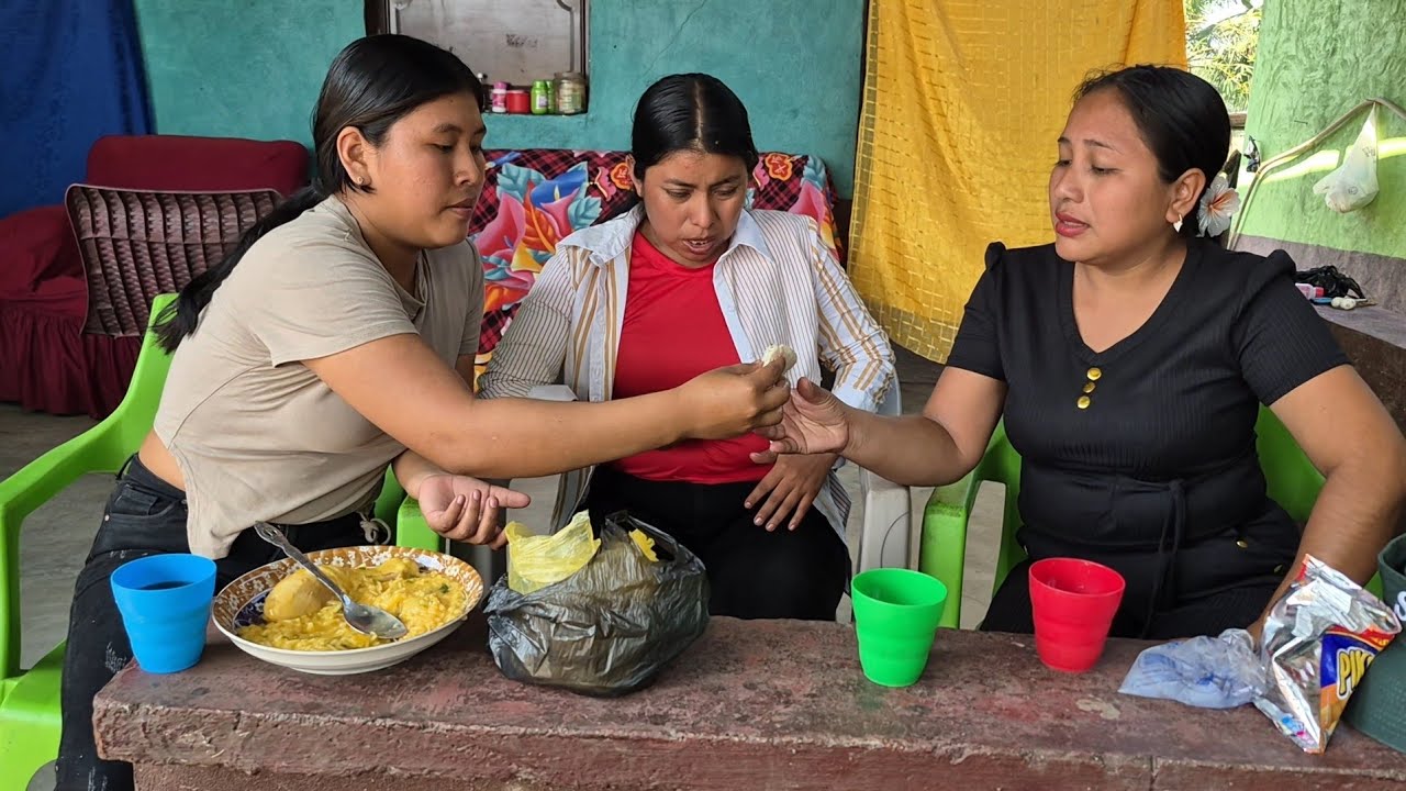 Llegamos a casa de Mariana ella ya no quiere comer le ayudamos en sus oficios 🥹