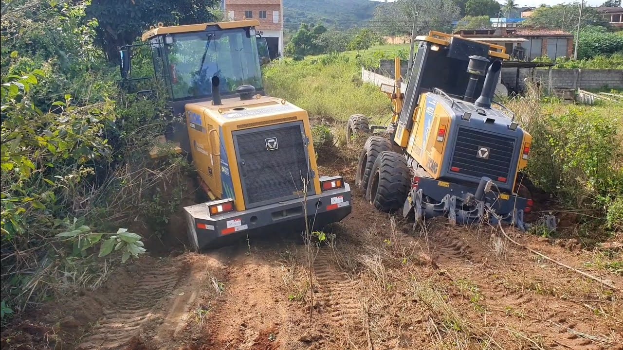 MOTONIVELADORA FICOU ATOLADA NA LAMA,OUTRA FOI TENTAR DESATOLAR E ACABOU ATOLANDO TAMBÉM!