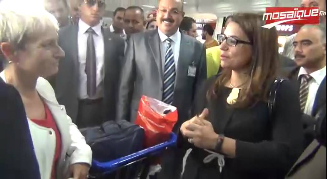 خلال زيارة آمال كربول الى مطار قرطاج الدولي:مواطنون يحتجون على ضياع أمتعتهم